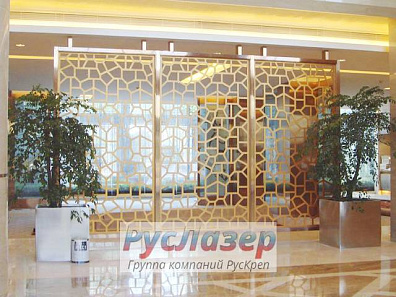 Металлические перегородки с абстрактным рисунком